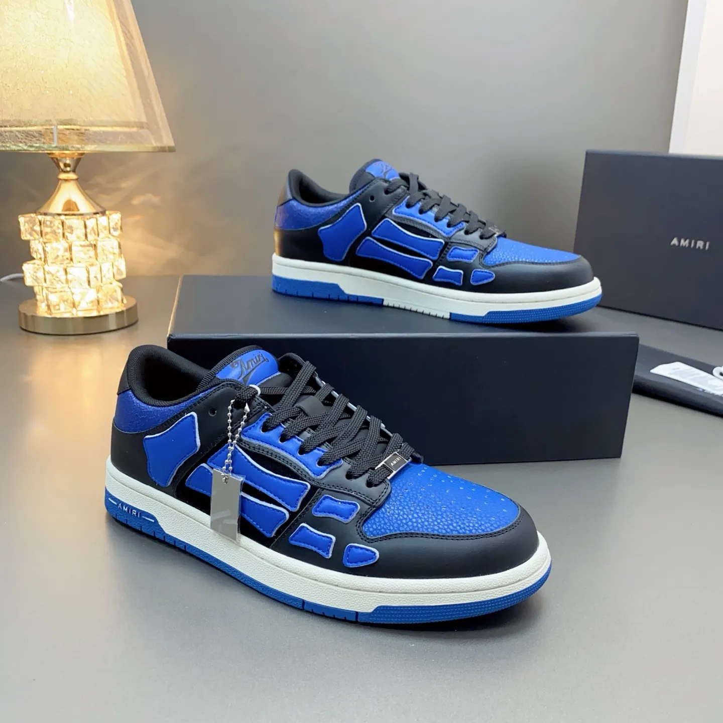 p580🐮🐮AMIRI Couple Style👑 The latest The Pacific Series Couple Style💀🦴Bone Stars Casual Sports Shoes Skateboard Shoes✔️ AMIRI's Pacific shoes are a sneaker that combines luxury and street style. Many celebrities and Internet celebrities have the same style. Its design and workmanship are very exquisite. Made of high-grade cow leather, soft to the touch and highly durable. 💎Fabrics: Original custom imported first-layer cowhide 💎Inner lining: Original customized breathable mesh 💎Foot: Original injection molded one-piece, comfortable, wear-resistant and not tiring for feet 💎Outsole: Original 1:1 molded three-color sole Original outsole 💎Sole thickness: 3CM 💎Size: Female 35-40 Male 39-46 💎Price; Top version 👑Special remarks Remark: (Female size 34 40 . Men's sizes 38 45 46 are customized and cannot be returned or exchanged. Please note when ordering! Thank you🤝🤝